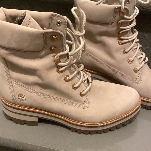 NEW! Timberland Women’s boot. - Picture 3 of 6